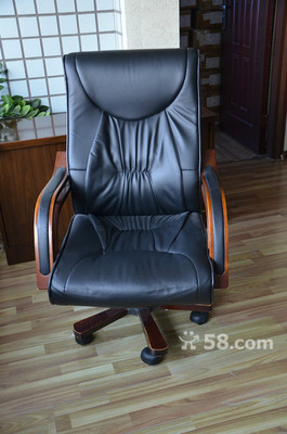 二手辦公家具打包轉讓 老板桌椅、L型辦公桌椅、屏風與展示柜